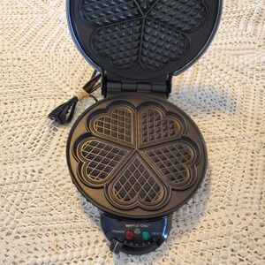 VillaWare 2203 Maxi Heart Waffler Waffle Tone 1000W Black Waffle Maker